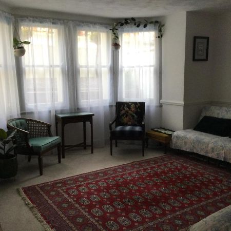 Garden Flat 1 Bed & Breakfast Ландъндо Екстериор снимка