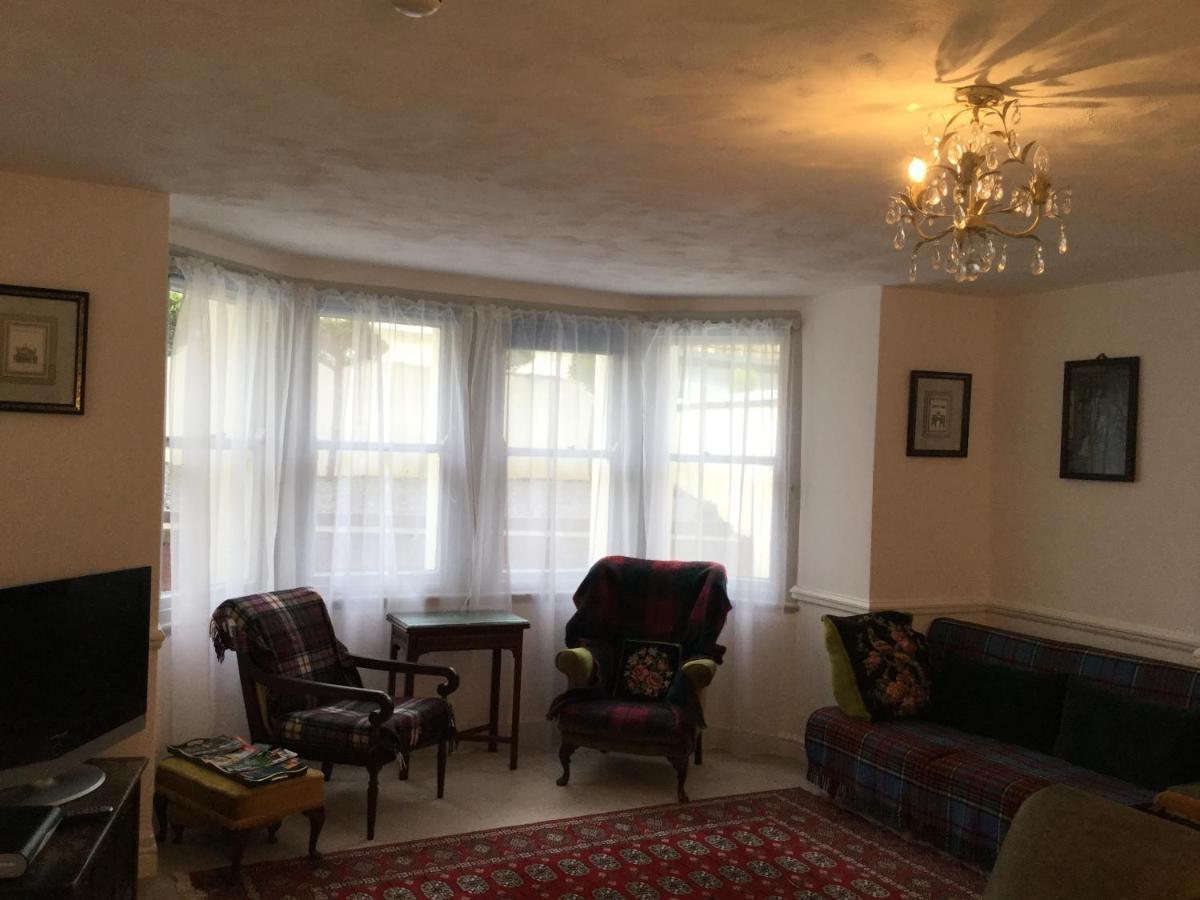Garden Flat 1 Bed & Breakfast Ландъндо Екстериор снимка