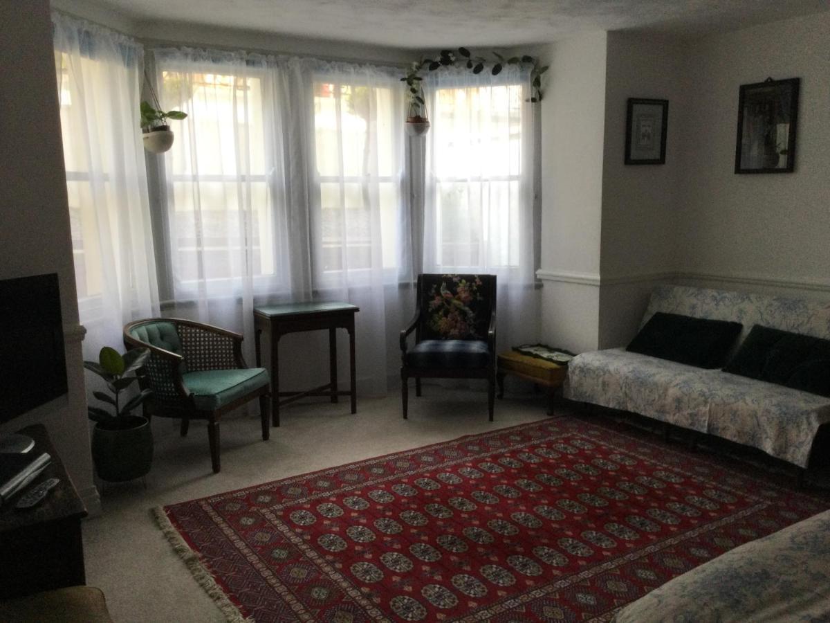 Garden Flat 1 Bed & Breakfast Ландъндо Екстериор снимка
