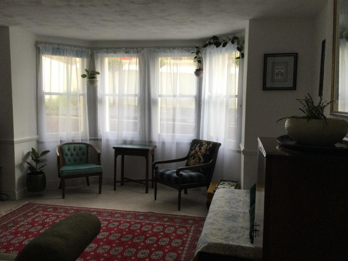 Garden Flat 1 Bed & Breakfast Ландъндо Екстериор снимка
